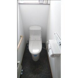最新素材のトイレで、清潔感がありすっきりとした形状でお掃除も簡単。