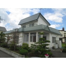 屋根に勾配をつけて落雪させる