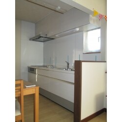 明るくきれいなキッチンに変身しました。