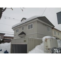 ストッパールーフで落雪を防ぎ、玄関の出入りも安心。