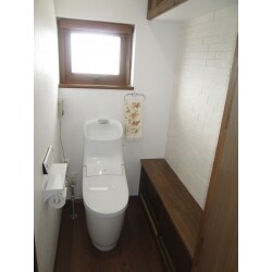 アクセントに調湿タイルを貼ることでシックで落ち着いた雰囲気になります。またトイレのような狭い場所では、1面のみにすることで圧迫感なくおしゃれにクリーンなリフォームができます。