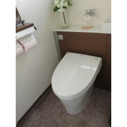 お掃除しにくいタンクまわり、給水管やお掃除道具もすべてキャビネットに収納してスッキリとした空間に。
