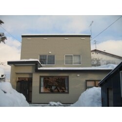 １階を重点的に断熱改修を行い屋根形状を変更した。