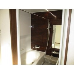 天井ライン照明と肌触りの良いアクリル人造大理石の浴槽が、ワンランク上の浴室を演出します