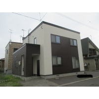 2色のガルバリウム鋼板で重厚感のある佇まいになりました。