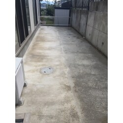 庭の草をすべて刈り下地を組みそこからコンクリートを流して草抜きの手間がかからないお庭に仕上がりました。