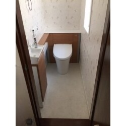 タイル張りから消臭タイプのクッションフロアになりました。
お掃除が楽になり清潔感がでました。
リクシルのアメージュを取り付けました。
洗面もついてお客様に喜んでいただけました。