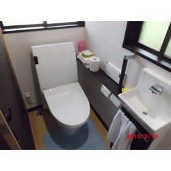 下水工事にともないトイレを明るい雰囲気にリフォームしました。
手洗い器もつけて使いやすいトイレが完成しました。