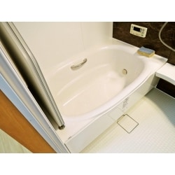システムバスルーム「アライズ」。
丸洗いカウンター（ワイド） 。カウンターを壁から簡単に外せて、洗いにくいカウンター裏の壁や床も洗えます。