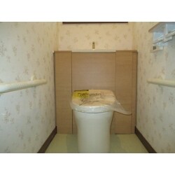 1階と2階のおトイレを同時にリフォームしました。写真は1階のおトイレです。TOTOさんのレストパルで、収納力は抜群です。