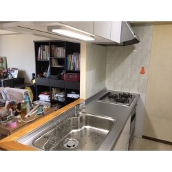 元々対面キッチンでしたが、吊り戸の高さが低く、垂れ壁に頭をぶつけることがありました。吊り戸の高さを約20センチ上げることにより垂れ壁も高くし、頭をぶつけることはなくなりました。
キッチン自体も使いやすくなりました。
