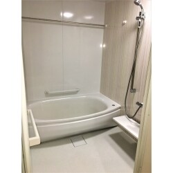 TOTOさんの1620(1.25坪）ユニットバスです。浴槽はワイドでゆったり入ることができます。
シャワースライドバーは手すりになりますので、安心して入浴できます。