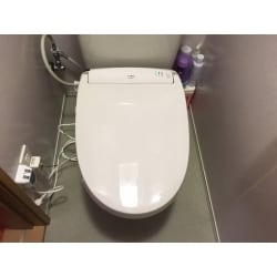 長年使っていた、シャワートイレのノズルに不具合が発生していました。シャワー便座を新しく交換させて頂き、快適なおトイレになりました。