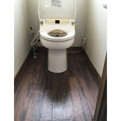 おトイレの水抜栓を交換しました。それに伴い、床のクッションフロアの貼替も行いました。