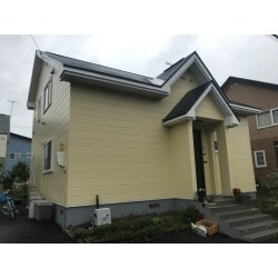 ホームページをご覧いただいたお客さまのお宅の外壁の塗替え工事を行いました。
落ち着いた色味になりました。
