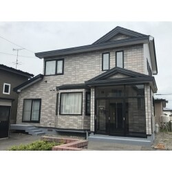 北海道苫小牧市Ｎ様邸の外壁塗装工事事例となります。
外壁の他に屋根・物置・ホームタンク・基礎の施工をさせて頂きました。