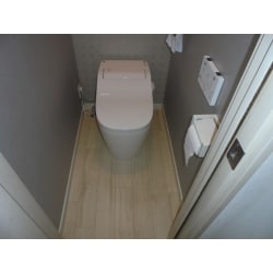 タンクレスのアラウーノS2に取替したことで、トイレ空間がすっきり、広く感じると思います。