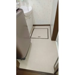 洗面室の床部分に600角の床下収納庫を新設させて頂きました。
洗面室の収納率のアップと床下の点検口としても使用できます。
あと、クッションフロアーの張替もさせて頂きました。
