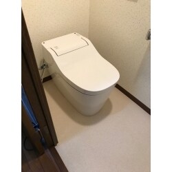 既存のトイレはタンク式の洋式トイレが付いていましたが、今回トイレを取替するにあたりタンクレスタイプのアラウーノS2.を取付させて頂きました。スッキリとしたトイレ空間になりました。