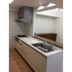 キッチン・浴室・洗面・トイレの住宅設備と洋室・和室の内装を一新させました。
部分でリフォームするだけでも雰囲気がガラッと変わります。