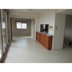 内装と設備を一新させました。内装に関しては、部屋と部屋の段差をなくしバリアフリーに。フローリングも白を基調としたものに変更したことで、明るい雰囲気になりました。