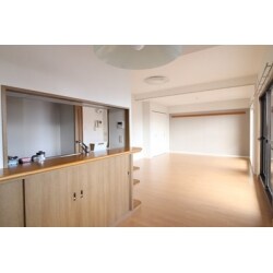 リビング横の和室を解体し、フローリングに変更。リビングが広く明るい空間に生まれ変わりました。