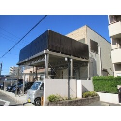 ２階のバルコニーから続く「カーポートバルコニー」。２階のバルコニー部分は拡張により用途が広がり、下部はカーポートとして利用。一石二鳥のプランが実現しました。