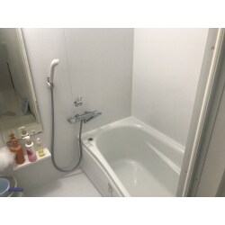 (リモデルのきっかけ)
浴室の老朽化。目地などにカビが生え、冬場は寒く貯めていた湯もすぐに冷めてしまう。

･魔法瓶浴槽で断熱向上。
･白を基調で明るいイメージに。