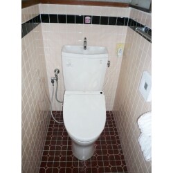 (リモデルのきっかけ)
水廻りの改装に伴い、トイレも劣化が激しかったため、一緒にリフォームしたい。

･ＴＯＴＯのトイレ。
･節水タイプのトイレで不満解消。
･リモコン付のウォシュレット。