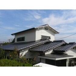 (リフォームのきっかけ)
老朽化に伴い、屋根瓦の葺き替えをしたい。

･強度的にも丈夫な三州防災瓦を使用。
･台風にも備えて、防災瓦を使用。