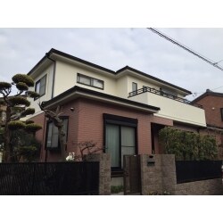 外壁の汚れが目立ち、サイディング目地のシーリング劣化も見られました。目地のシーリングは打ち替え、サッシ周りは増し打ちで下地処理後、外壁塗装は水性セラミシリコンを２回塗り、下地にはミラクエコシーラーを使用しました。その他、破風、雨どい、鉄部なども退色などが目立っていましたのでウレタン塗装を行いました。