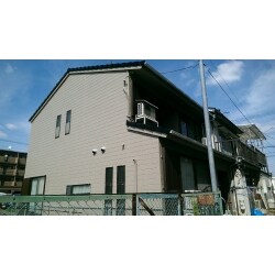 屋根、外壁をシリコン塗装で仕上げました。
塗装前にひび割れなどの箇所はコーキング補修をしています。
