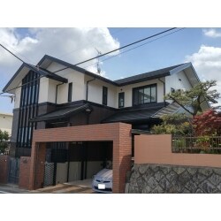 フッ素樹脂でしっかり長持ちする塗装工事。
外壁、１、２階をツートンで色分けしシックな風合いに仕上げました。