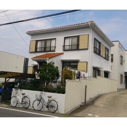 外壁はシリコン塗装仕上げ。クラック処理を重点的に行いました。
30年以上メンテナンスしていなかった雨どいは、劣化が進んでおり塗装できない状態でしたので取り換え工事をしました。
