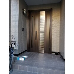 玄関ドアが老朽化で新しくしたいとご要望を頂きました

YKKAP　かんたんドアリモならたった１日で施工が可能です