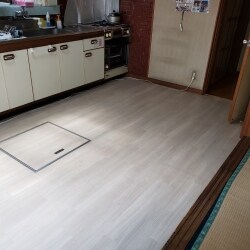 キッチン床クッションフロアー貼り替え。同時に床の腐りもあったので、補修しました。
