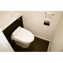 長く使っていたおトイレを、おしゃれでキレイで掃除のしやすい様にリフォームしたいとのご希望でした。
LIXILのリフォレをご希望され、店でも現品を確認頂き、アクセサリーや床や壁紙の色・デザインもじっくり選んで頂きました。
