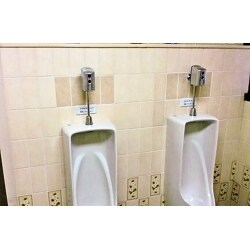 他社製の小便器でしたが、センサー故障で洗浄水が流れない状態でした。 部品廃番で修理できず、トイレ交換工事の必要がありました。 また、タイルに埋め込んであるセンサーでしたので、新しいセンサーを付けるには、タイルを割って中の給水管を位置替えする必要がありました。また、当時のタイルが廃番になっていたため、類似色の現行タイルで仕上げる必要がありました。 センサーだけでなく小便器本体も一緒に交換させていただき、無事に納めることができました。
