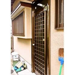 家を建てられてから年月の経過によって少し傾いていたため、ドアが開きにくくなっておりました。
リシェントという商品はカバー工法ですので、水平垂直に枠を立て直すことにより開閉もスムーズになります。
また、お客さまが防犯の面を気にしておられましたので、防犯合わせガラスにすることで防犯対策もばっちりです。
光も風も鍵を閉めたままとれるのでとても快適です。色も他のサッシの色とぴったりでよかったです。