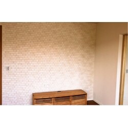 内装機能建材、調湿タイル「エコカラット」の貼り付け工事です。
建売で新築を購入されたお客さまが、新しいお住まいに自分らしさを取り入れたいという思いで工事をご依頼くださいました。
エコカラットタイルのデザインの種類は約30種類、カラーの種類は各デザイン2～7種類ございます。さらに向きや貼りのパターンなどを変えるだけで、かなり出来上がりのイメージが変化致します。
今回も工事予定のリビングと玄関に、お持ちしたお好みのデザインのエコカラットサンプルを実際にあてがったりして、何度もお打ち合わせをしてお選びいただきました。