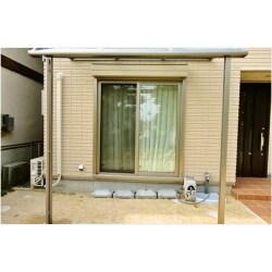新築のお家の追加のエクステリア工事です。
近隣のお客さまで、家の建て替えをされた後に追加でエクステリア工事をしたいということで、LIXILのテラス「スピーネ」を2ヶ所つけさせていただきました。
この規模のエクステリア工事であれば、2ヶ所合わせて1日で工事は完了いたします。