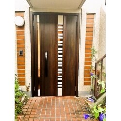 玄関ドアが経年劣化で錆が発生して、ヒンジ部分も不具合が出てきてドア開閉が大変になってきました。
可愛らしいワンちゃんを飼っておられるので、風を通したくてもドアを開けっ放しに出来ないので、採風タイプのリシェントをお選びいただき、風を通すことが出来る様になりました。
リモコンキー付タイプで鍵の開閉が楽になり、大変喜んでいただけました。