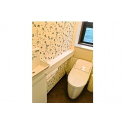 1・2階のトイレ工事です。壁紙や床の仕上げなどデザインにもこだわったトイレ空間となっております。