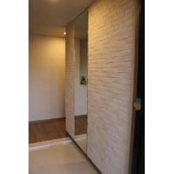 玄関に鏡とエコカラットを使用しデザイン性と機能性を両立しました。