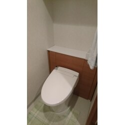 LIXILのショールームにお越しいただき、キャビネット付トイレの「リフォレ」を気に入っていただきました。しかし、便器がトイレルームの中心からずれていたため、通常のリフォレでは取付ができませんでした。
そのため、キャビネットの扉を特注寸法で発注し、扉を取り替えて施工することで、ご希望の「リフォレ」を取り付けることが出来ました。
お客さまも、「雰囲気が一変して、すっきりしました」と満足していただけました。
 同時に、クロス、CFも張り替えましたので、本当にトイレルームが明るくなりました。