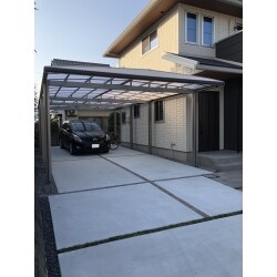 フーゴA プラスをご採用いただきました。
屋根材は 熱戦吸収ポリカーボネート板 で熱やUVをカット、強度はガラスの約200倍です。
屋根枠に意匠性をプラス アルミカラーもしくは木目調からお選びいただけます。
耐風圧強度 風速=42m／秒相当、耐積雪 20cm相当