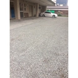 土の駐車場だった場所に砂利を敷きました。