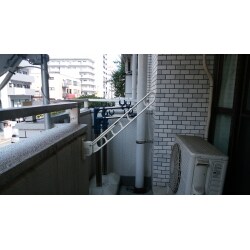 既存の物干用金物が破損していたため新調しました。