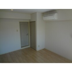 マンションの1室【1LDK】の原状回復工事です。
施工内容はクロス張替・床はフロアタイル上張り・浴室の天井バスパネル交換・
ハウスクリーニングが主な内容です。