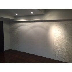 2LDKの分譲マンションのリフォーム工事です。
写真はリビングのエコカラット施工面です。
高級感がグッと増します。室内の設備もグレードアップ。
浴室交換・壁紙張替・エアコン交換・コンロ交換など行いました。